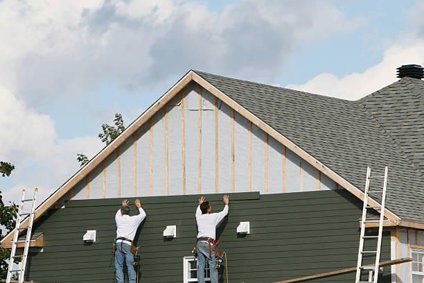 Professional Siding Contractor technician working in Vernon Hills, IL